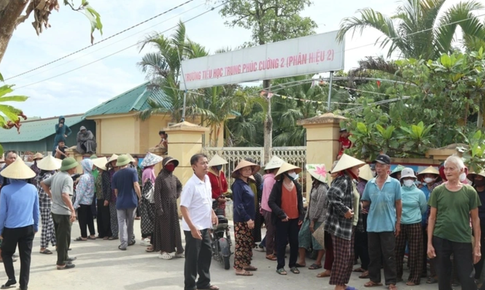 Giám đốc Sở GD&ĐT Nghệ An nói gì khi hàng trăm phụ huynh phản đối sáp nhập điểm trường ở Thiên Nhẫn?- Ảnh 2.