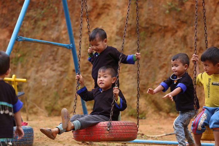 "Áo ấm cho em" mang yêu thương đến với học sinh vùng cao - Ảnh 1.