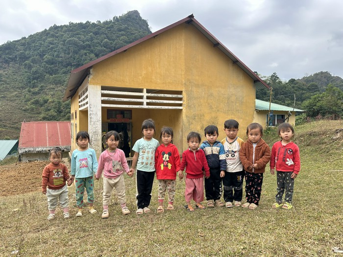"Áo ấm cho em" mang yêu thương đến với học sinh vùng cao - Ảnh 3.