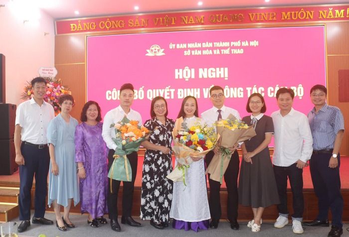 Người thân, đồng nghiệp chúc mừng NSND Thu Huyền được bổ nhiệm làm Giám đốc Nhà hát Chèo Hà Nội