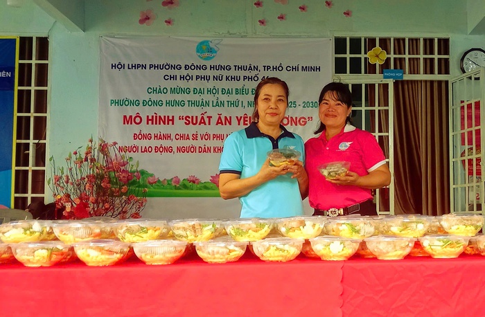 TPHCM: "Bữa tối ấm tình" của phụ nữ phường Đông Hưng Thuận - Ảnh 1.