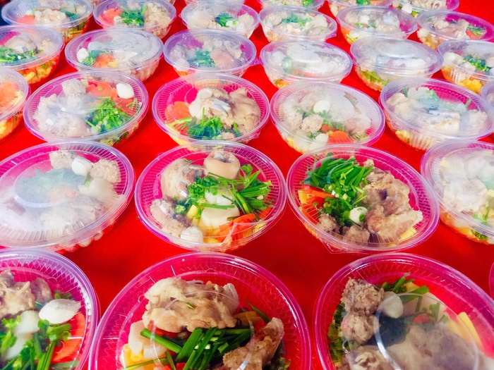 TPHCM: "Bữa tối ấm tình" của phụ nữ phường Đông Hưng Thuận - Ảnh 2.