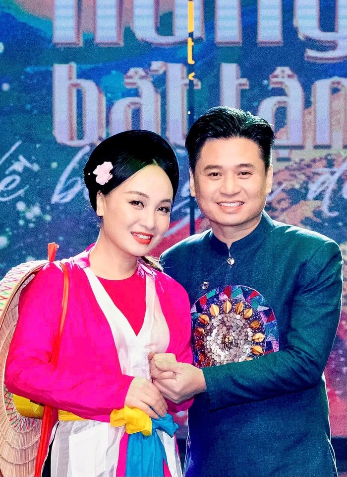 Vợ chồng NSND Thu Huyền và Tấn Minh