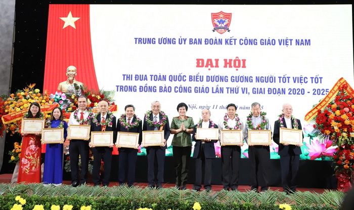 Biểu dương, khen thưởng nhiều điển hình Công giáo Việt Nam tiêu biểu- Ảnh 5.