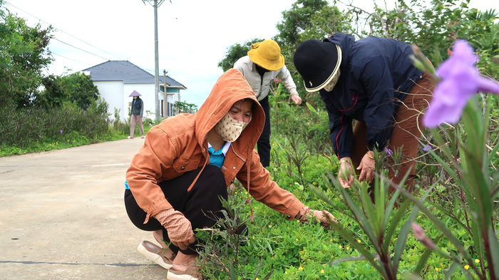 Con đường hoa nông thôn mới của phụ nữ Ea Knốp- Ảnh 3.