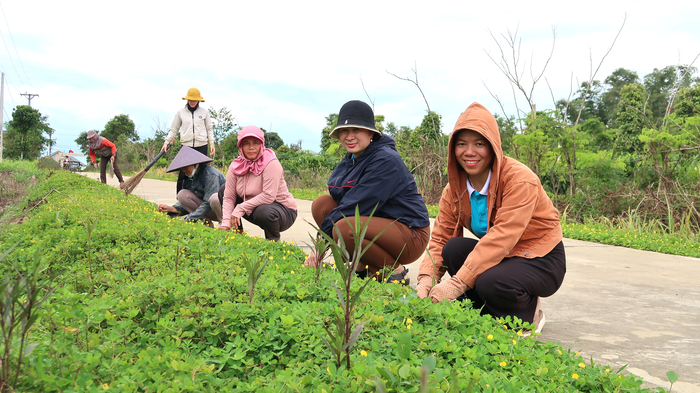Con đường hoa nông thôn mới của phụ nữ Ea Knốp- Ảnh 2.