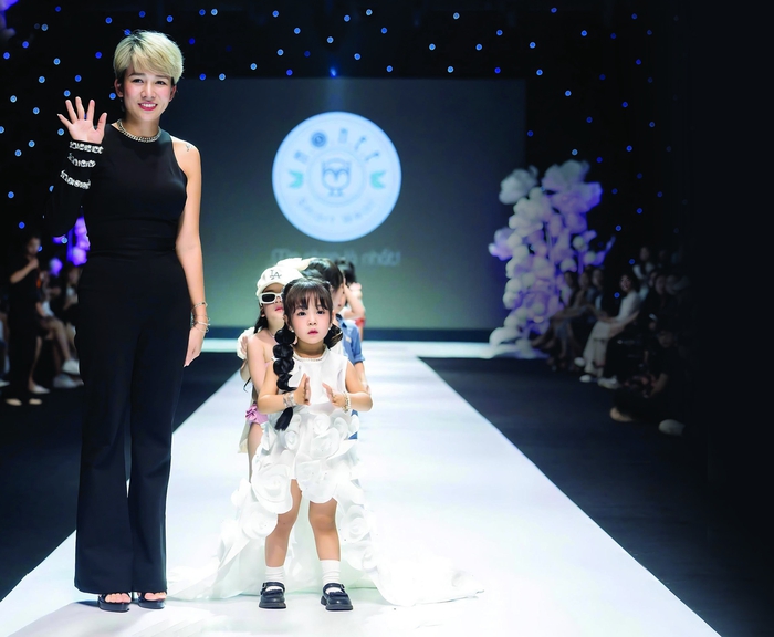 Chị Lynh Honee trong một  shows diễn thời trang ra mắt  bộ sưu tập mới của thương hiệu