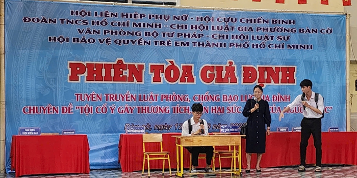 Học sinh tiểu học được tiếp cận câu chuyện pháp luật qua Phiên tòa giả định- Ảnh 1.