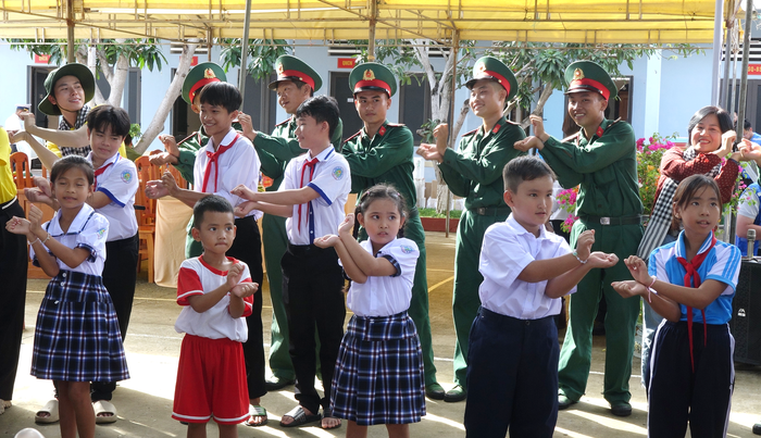 TPHCM: Trao gửi yêu thương tới quân và dân vùng biển đảo Tây Nam- Ảnh 5. TPHCM: Trao gửi yêu thương tới quân và dân vùng biển đảo Tây Nam- Ảnh 5.