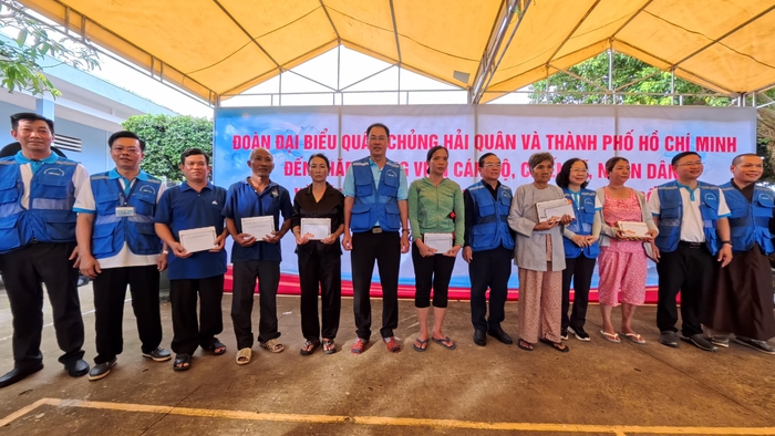 TPHCM: Trao gửi yêu thương tới quân và dân vùng biển đảo Tây Nam- Ảnh 2. TPHCM: Trao gửi yêu thương tới quân và dân vùng biển đảo Tây Nam- Ảnh 2.