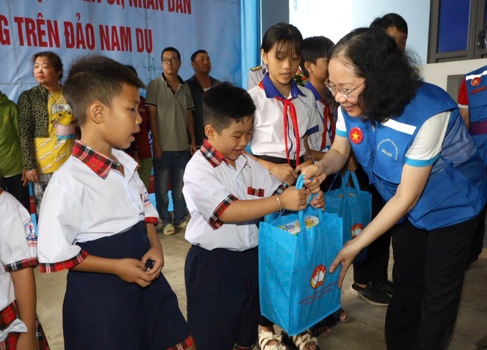 TPHCM: Trao gửi yêu thương tới quân và dân vùng biển đảo Tây Nam- Ảnh 3. TPHCM: Trao gửi yêu thương tới quân và dân vùng biển đảo Tây Nam- Ảnh 3.