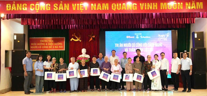Chương trình "Ơn nghĩa sinh thành 2025" trao quà tri ân các Mẹ Việt Nam Anh hùng và người có công tại Hà Nội - Ảnh 4.