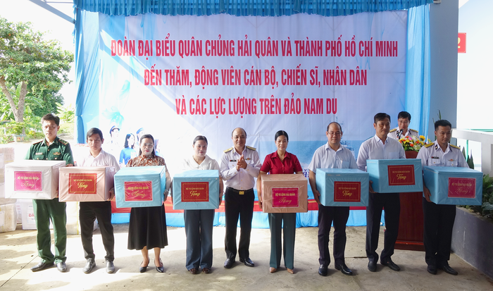 TPHCM: Trao gửi yêu thương tới quân và dân vùng biển đảo Tây Nam- Ảnh 4. TPHCM: Trao gửi yêu thương tới quân và dân vùng biển đảo Tây Nam- Ảnh 4.
