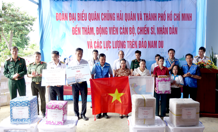 TPHCM: Trao gửi yêu thương tới quân và dân vùng biển đảo Tây Nam- Ảnh 1. TPHCM: Trao gửi yêu thương tới quân và dân vùng biển đảo Tây Nam- Ảnh 1.