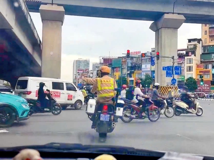 Cảnh sát giao thông Hà Nội kịp thời mở đường đưa người phụ nữ lên cơn co giật đi cấp cứu- Ảnh 1.
