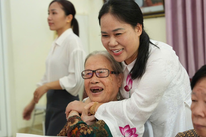 Chương trình "Ơn nghĩa sinh thành 2025" trao quà tri ân các Mẹ Việt Nam Anh hùng và người có công tại Hà Nội - Ảnh 3.
