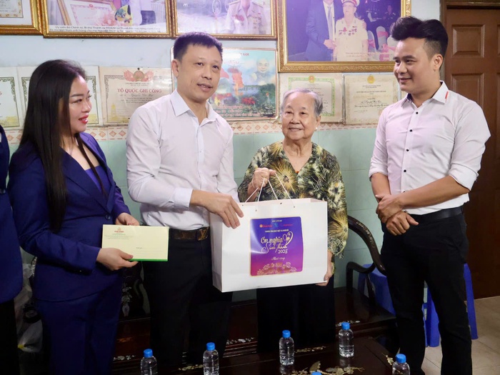 Chương trình "Ơn nghĩa sinh thành 2025" tri ân các Mẹ Việt Nam Anh hùng, người có hoàn cảnh khó khăn tại TPHCM- Ảnh 1.