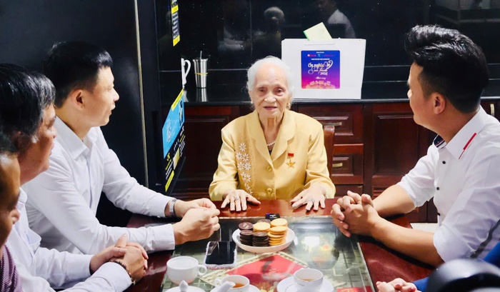 Chương trình "Ơn nghĩa sinh thành 2025" tri ân các Mẹ Việt Nam Anh hùng, người có hoàn cảnh khó khăn tại TPHCM- Ảnh 2.