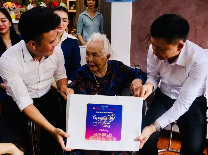 Chương trình "Ơn nghĩa sinh thành 2025" tri ân các Mẹ Việt Nam Anh hùng, người có hoàn cảnh khó khăn tại TPHCM- Ảnh 3.