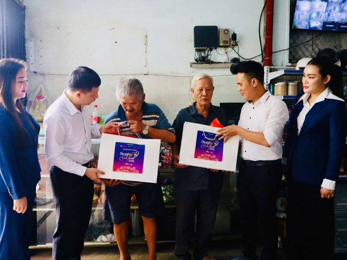 Chương trình "Ơn nghĩa sinh thành 2025" tri ân các Mẹ Việt Nam Anh hùng, người có hoàn cảnh khó khăn tại TPHCM- Ảnh 4.