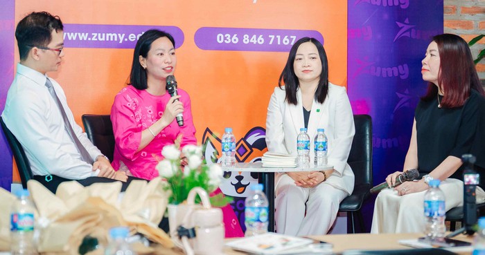 Tác giả Ngọc Phương (áo dài hồng) chia sẻ trong buổi ra mắt sách "Cùng con lập trình bản đồ cuộc đời"