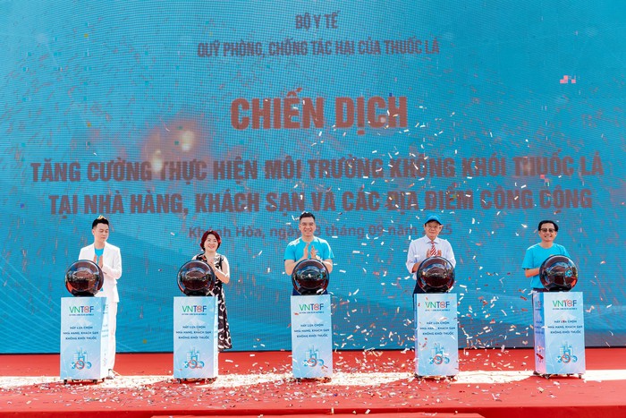200 nhà hàng, khách sạn ở Khánh Hòa treo/dán biển "Cấm hút thuốc"- Ảnh 4. 200 nhà hàng, khách sạn ở Khánh Hòa treo/dán biển "Cấm hút thuốc"- Ảnh 4.