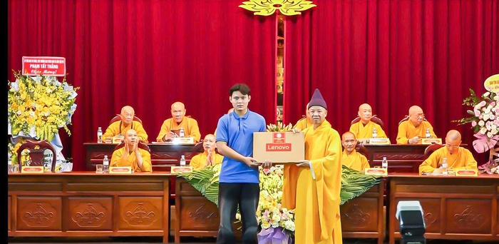 Em Nguyễn Quốc Cường, tân sinh viên Học viện Công nghệ Bưu chính Viễn thông nhận chiếc máy tính xách tay