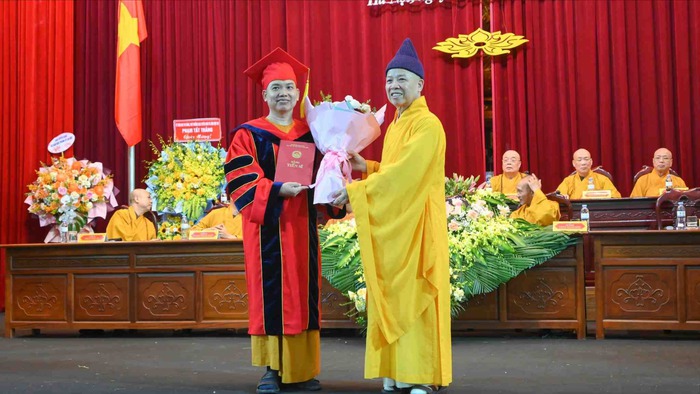 Đại đức Thích Minh Nghĩa nhận bằng Tiến sĩ Phật học