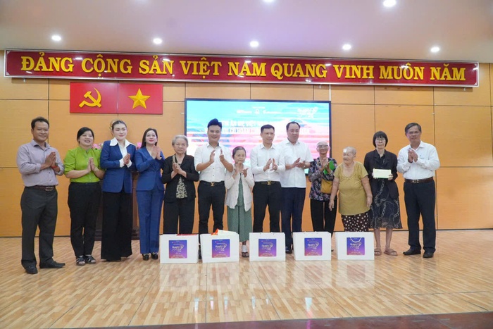 Chương trình "Ơn nghĩa sinh thành 2025" tri ân các Mẹ Việt Nam Anh hùng, người có hoàn cảnh khó khăn tại TPHCM- Ảnh 6.