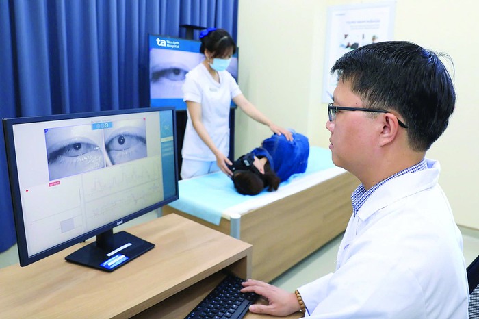 ThS.BS.CKI Trương Tấn Phát khám cho một bệnh nhân  có dấu hiệu rối loạn tiền đình