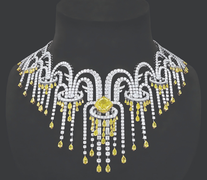 Viên kim cương vàng Fancy Vivid nặng 20,25 carat, cắt cushion được đặt chéo trên chiếc vòng cổ Eaux d’Artifice Anniversary