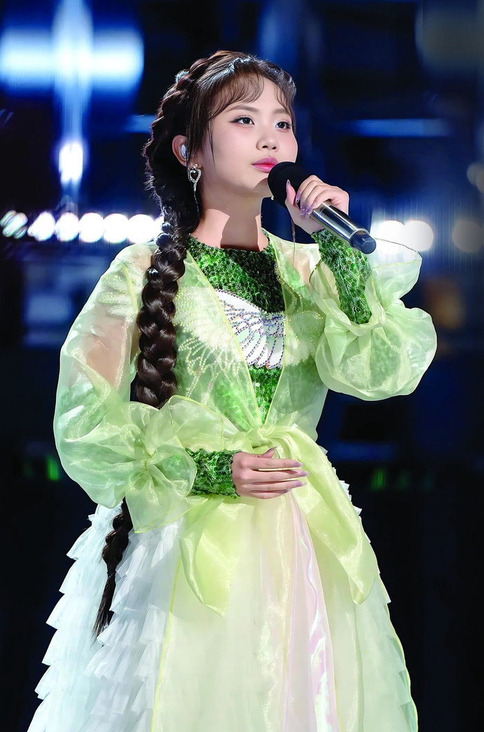Phương Mỹ Chi trong bộ tứ thân cách tân thêu họa tiết con cò trong tiết mục “Buôn Trăng” Phương Mỹ Chi trong bộ tứ thân cách tân thêu họa tiết con cò trong tiết mục “Buôn Trăng”