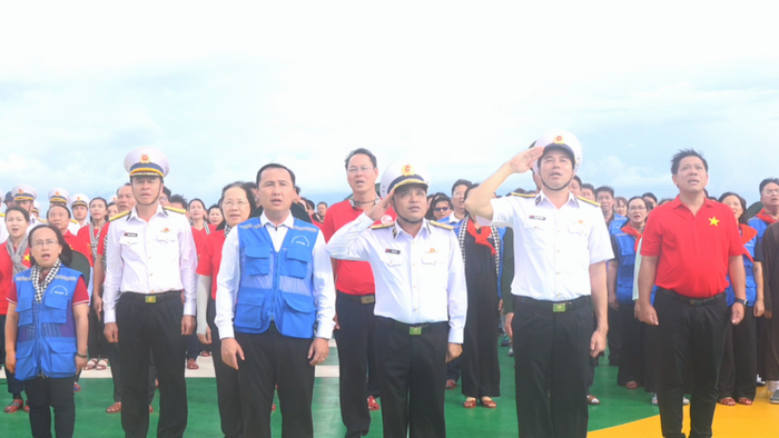 Chuẩn đô đốc Đỗ Văn Yên, Phó Chính ủy Quân chủng Hải quân; đồng chí Lê Hồng Hải, Phó Trưởng ban Tuyên giáo và Dân vận Thành ủy TPHCM (hàng đầu, lần lượt thứ 3,4 từ phải sang) cùng các thành viên trong đoàn thực hiện nghi lễ chào cơ trên nhà giàn DK1/10 Chuẩn đô đốc Đỗ Văn Yên, Phó Chính ủy Quân chủng Hải quân; đồng chí Lê Hồng Hải, Phó Trưởng ban Tuyên giáo và Dân vận Thành ủy TPHCM (hàng đầu, lần lượt thứ 3,4 từ phải sang) cùng các thành viên trong đoàn thực hiện nghi lễ chào cơ trên nhà giàn DK1/10