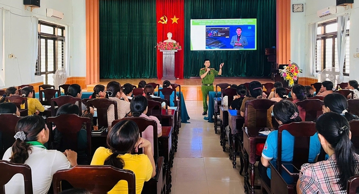 Hội LHPN TP Huế: Hướng dẫn kỹ năng bảo vệ trẻ em trên không gian mạng cho 300 hội viên phụ nữ- Ảnh 1.