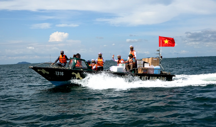 Chuyến hải trình ý nghĩa, lan tỏa tình yêu biển đảo quê hương- Ảnh 1. Chuyến hải trình ý nghĩa, lan tỏa tình yêu biển đảo quê hương- Ảnh 1.
