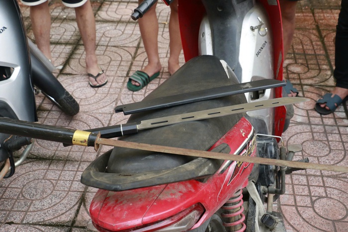 Nghệ An: Triệu tập 14 đối tượng vị thành niên hỗn chiến bằng dao kiếm trong đêm- Ảnh 1. Nghệ An: Triệu tập 14 đối tượng vị thành niên hỗn chiến bằng dao kiếm trong đêm- Ảnh 1.