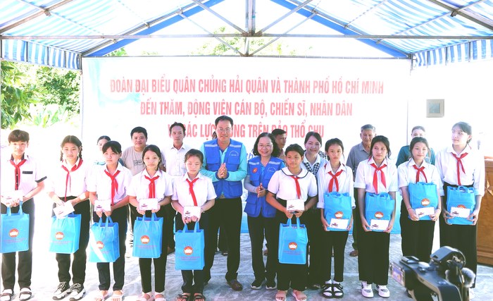 Chuyến hải trình ý nghĩa, lan tỏa tình yêu biển đảo quê hương- Ảnh 4. Chuyến hải trình ý nghĩa, lan tỏa tình yêu biển đảo quê hương- Ảnh 4.