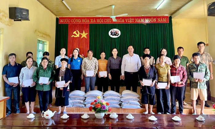 Hội LHPN Tuyên Quang thăm, tặng quà các hộ gia đình bị ảnh hưởng do mưa bão- Ảnh 1.
