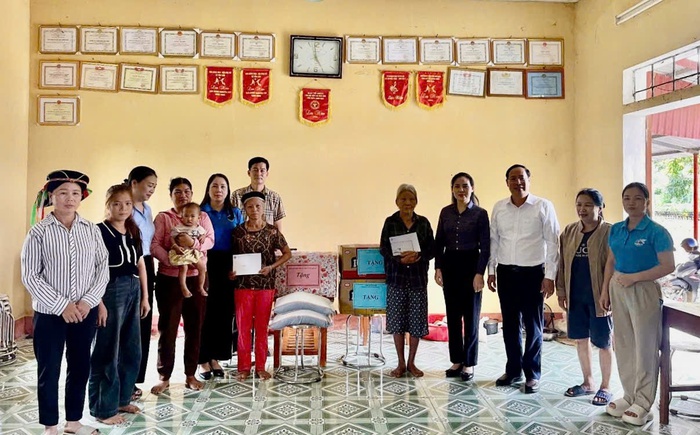 Hội LHPN Tuyên Quang thăm, tặng quà các hộ gia đình bị ảnh hưởng do mưa bão- Ảnh 2.