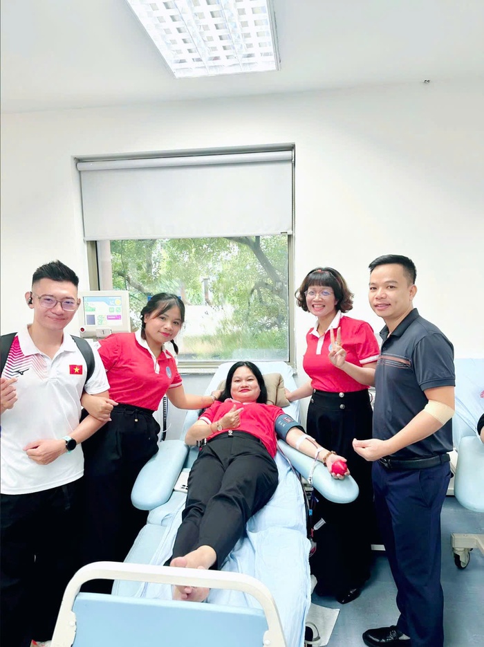 Cô giáo 102 lần hiến máu: Sẽ tiếp tục cho đi khi còn sức khỏe- Ảnh 3. Cô giáo 102 lần hiến máu: Sẽ tiếp tục cho đi khi còn sức khỏe- Ảnh 3.