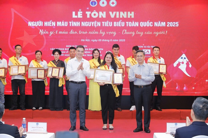 Cô giáo 102 lần hiến máu: Sẽ tiếp tục cho đi khi còn sức khỏe- Ảnh 1. Cô giáo 102 lần hiến máu: Sẽ tiếp tục cho đi khi còn sức khỏe- Ảnh 1.
