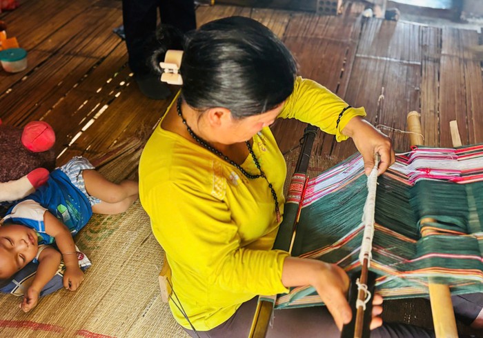 Người phụ nữ J’Rai 20 năm kiên trì giữ nghề dệt thổ cẩm truyền thống - Ảnh 1. Người phụ nữ J’Rai 20 năm kiên trì giữ nghề dệt thổ cẩm truyền thống - Ảnh 1.