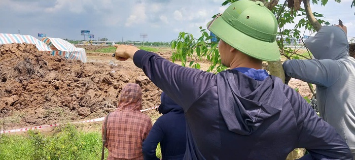 Hưng Yên: Nhiều ngôi mộ bị máy xúc của doanh nghiệp đào xới, lật tung - Ảnh 1.