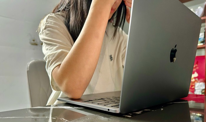Vụ mua laptop gần 13 triệu đồng cho giáo viên: Hiệu trưởng cho rằng "phụ huynh quá nhiệt tình"- Ảnh 1.
