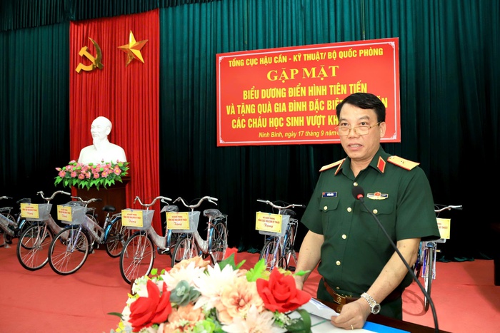 Tổng cục Hậu cần - Kỹ thuật tặng quà gia đình khó khăn và học sinh vượt khó - Ảnh 1.