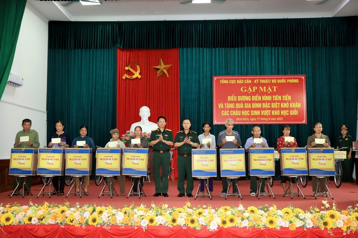 Tổng cục Hậu cần - Kỹ thuật tặng quà gia đình khó khăn và học sinh vượt khó - Ảnh 2.