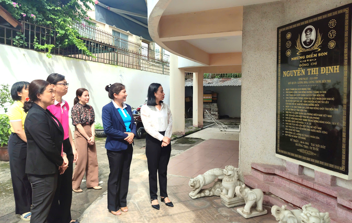 Hội LHPN TPHCM dâng hương tưởng nhớ nữ tướng Nguyễn Thị Định- Ảnh 2.