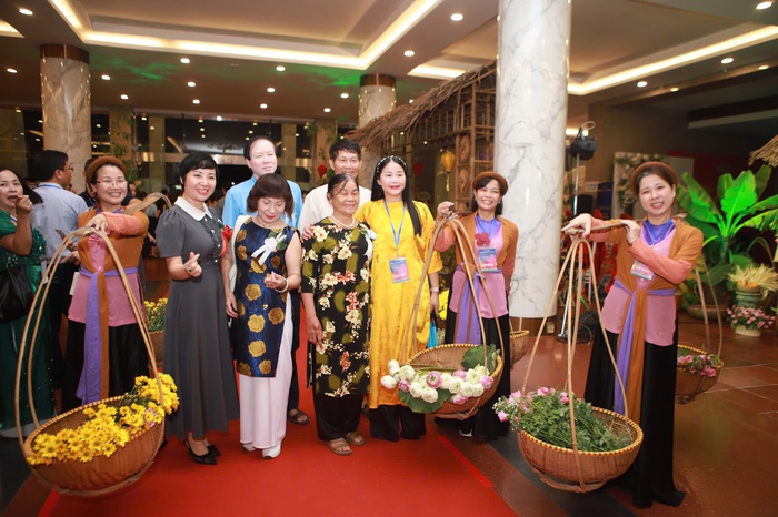 Khách mời hào hứng trải nghiệm “Không gian trở về bên Mẹ” trong Chương trình nghệ thuật Ơn nghĩa sinh thành 2025- Ảnh 3.