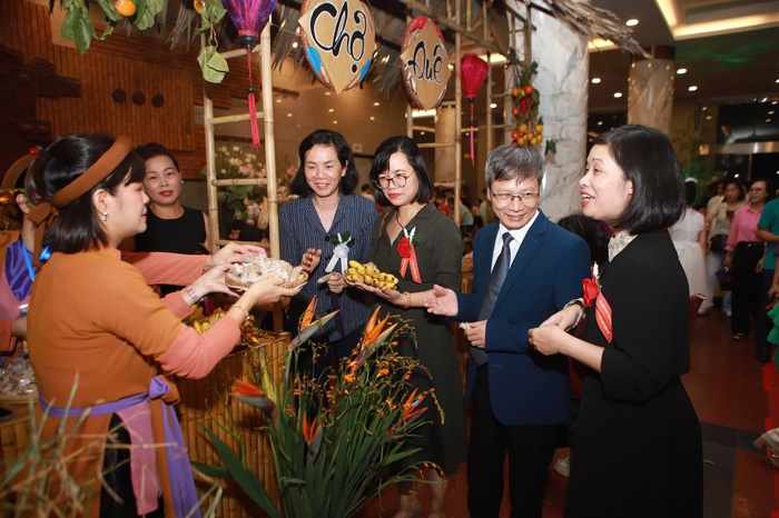 Khách mời hào hứng trải nghiệm “Không gian trở về bên Mẹ” trong Chương trình nghệ thuật Ơn nghĩa sinh thành 2025- Ảnh 1.