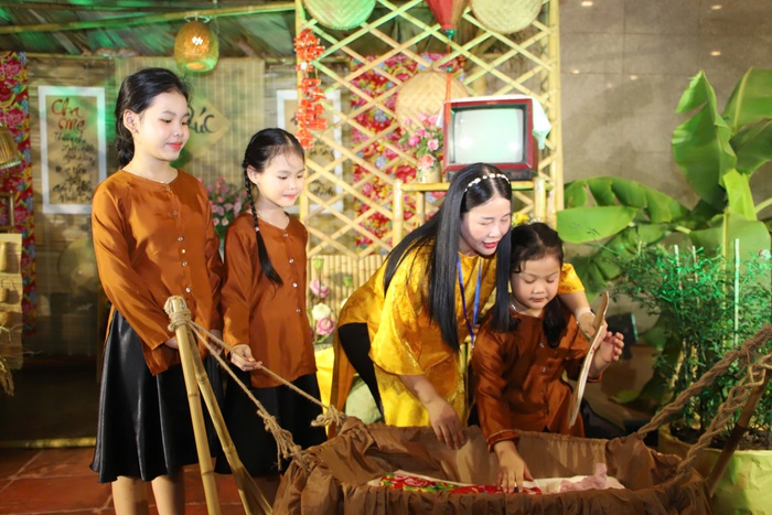 Khách mời hào hứng trải nghiệm “Không gian trở về bên Mẹ” trong Chương trình nghệ thuật Ơn nghĩa sinh thành 2025- Ảnh 2.